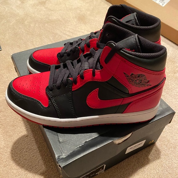 SOLD - NEW Nike Air Jordan 1 Mid Banned - Size 10 US - Picture 2 of 9